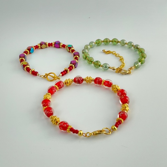 Dropped!  Handmade.  Red & Green & Christmas Theme Bracelets. - Picture 3 of 8